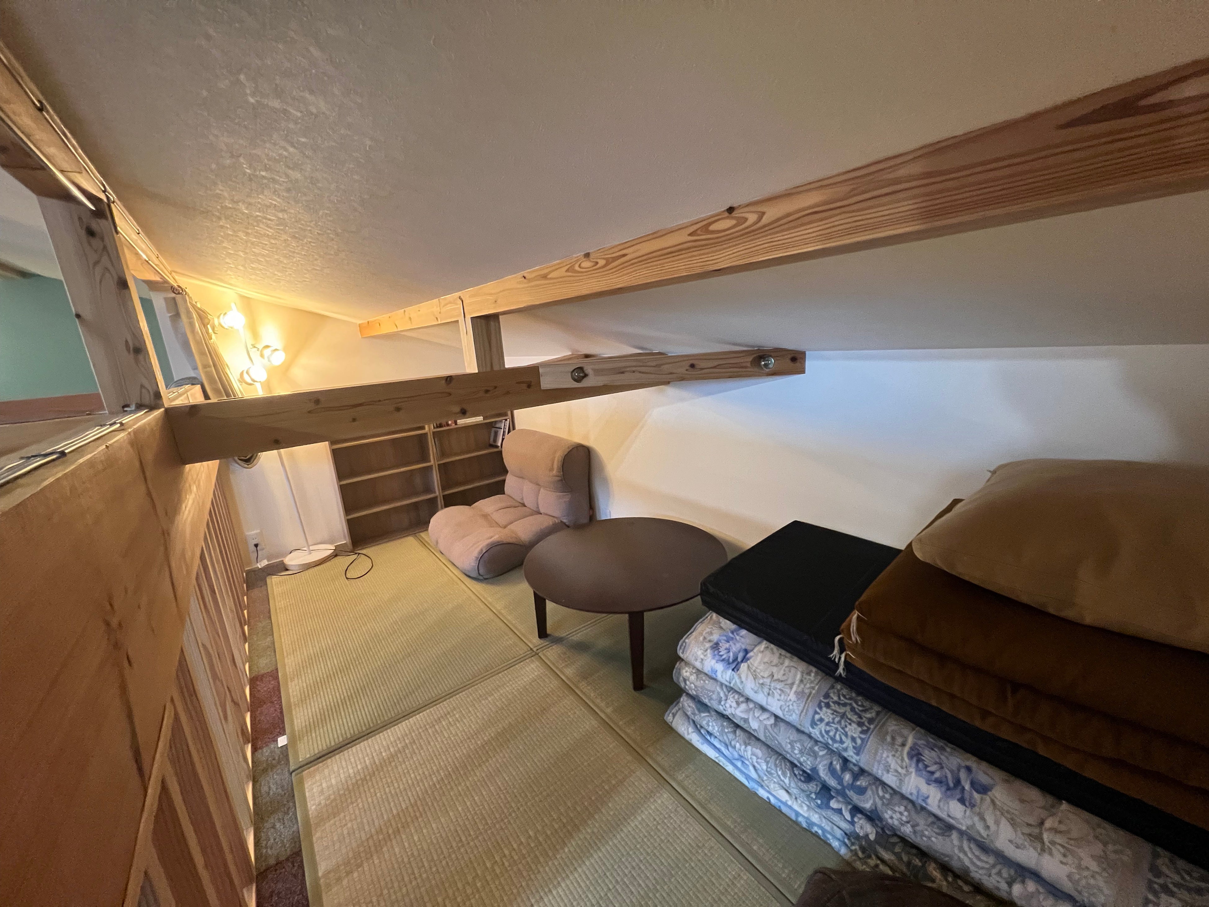 2階にある宿泊場「音無屋根裏部屋」の様子