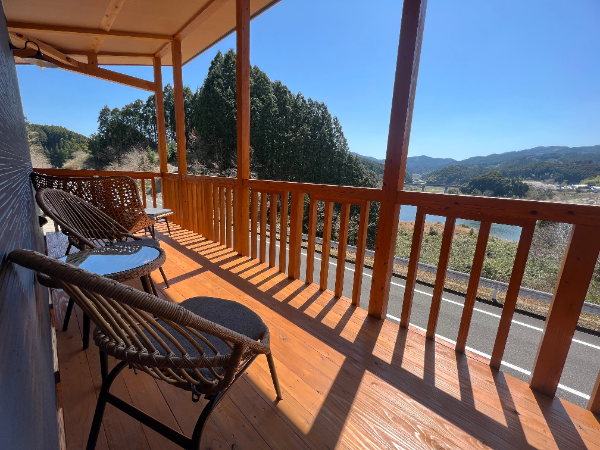 テラスから眺める湖に心癒されること間違いなし