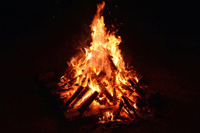 焚火の様子:佐賀市富士町の地域を活性化させるためにキャンプ場を設立。これまで活用されていなかった山林地帯を使い、キャンプ場を拡大し、訪問者を増やすことを目指す