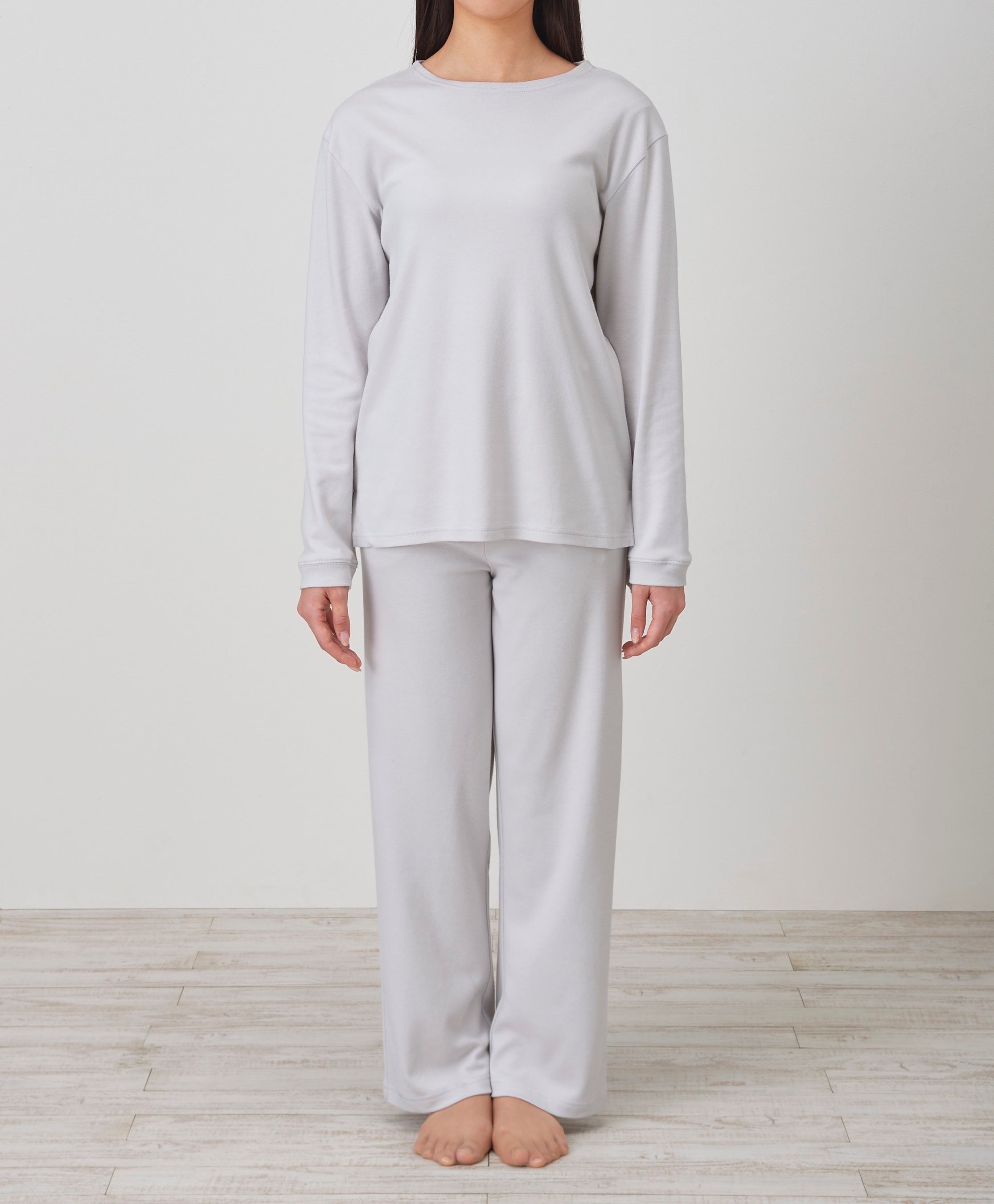 スムース ボートネック モデル着用：Mサイズ 身長165cm 女性