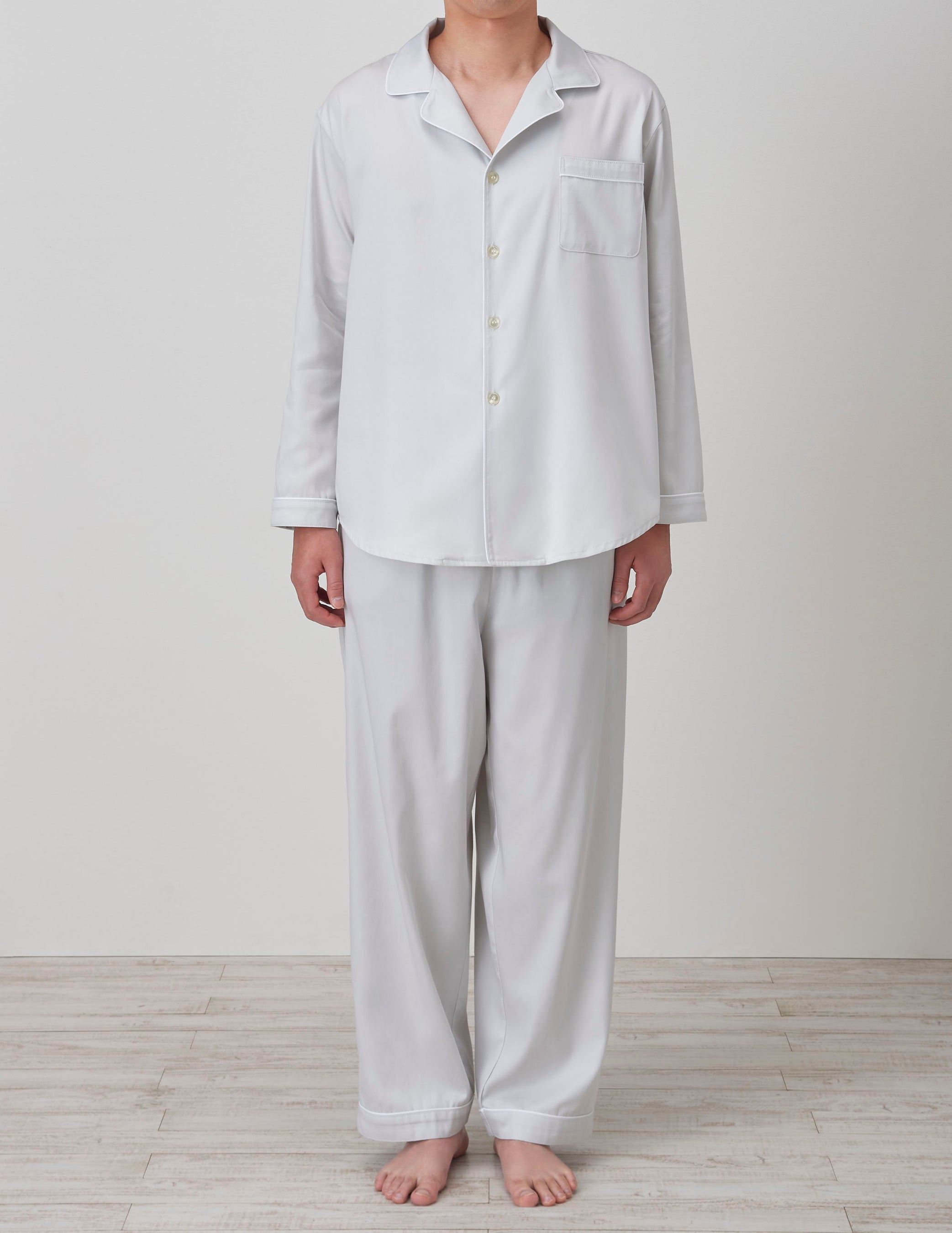 サテン テーラード モデル着用：Lサイズ 身長178cm 男性