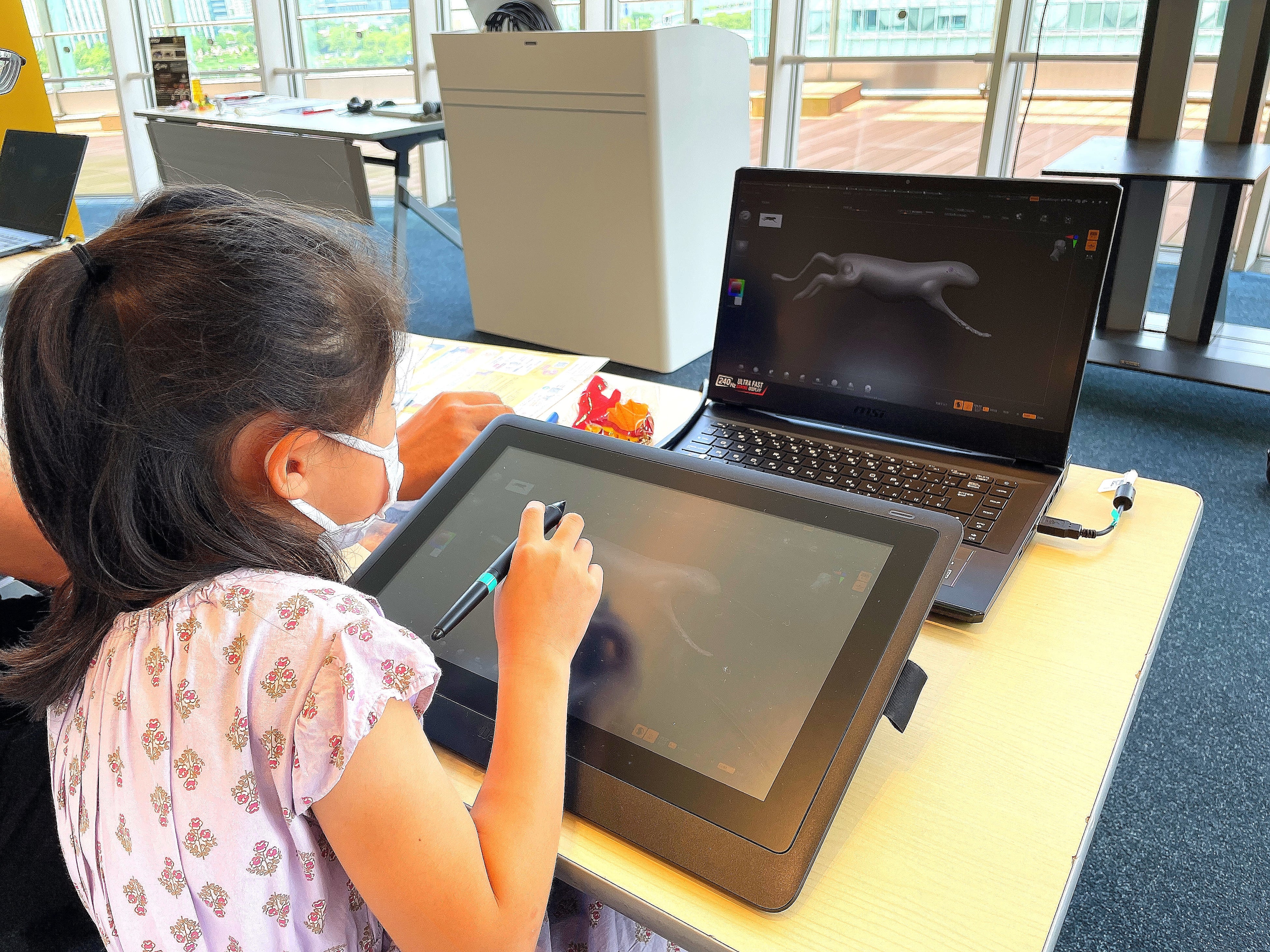 「全力疾走で駆け回るチーター」