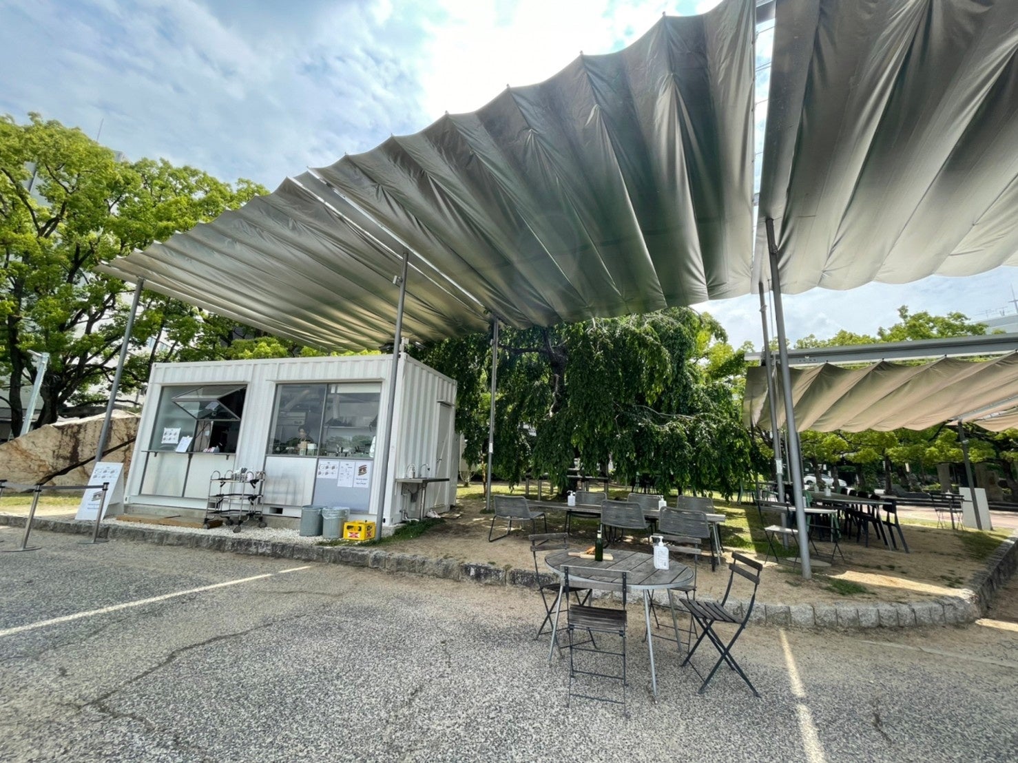 公園内の店舗。白いコンテナが目印
