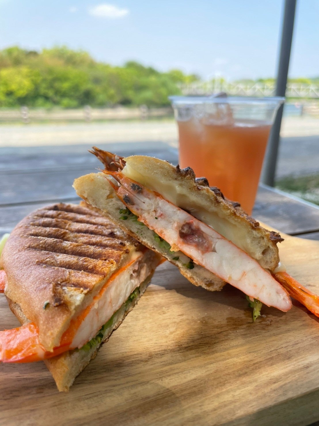 ホットサンドとドリンクを食べながら、後楽園の景色を臨む 