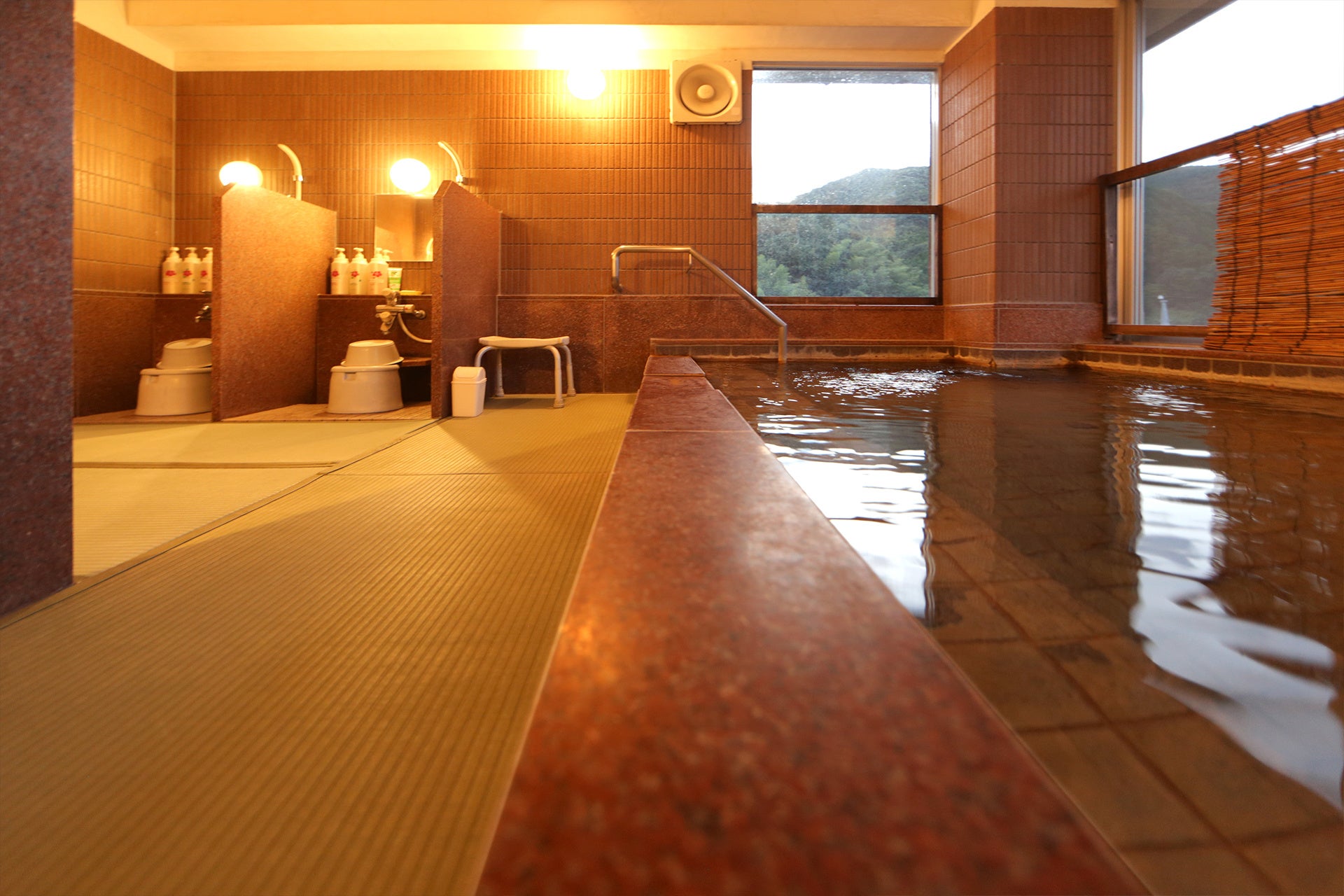 畳敷きの大浴場