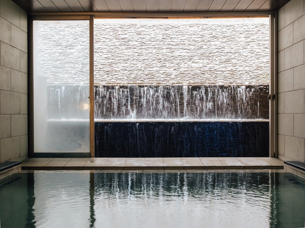 滝の音に癒される大浴場（熱海風雅）