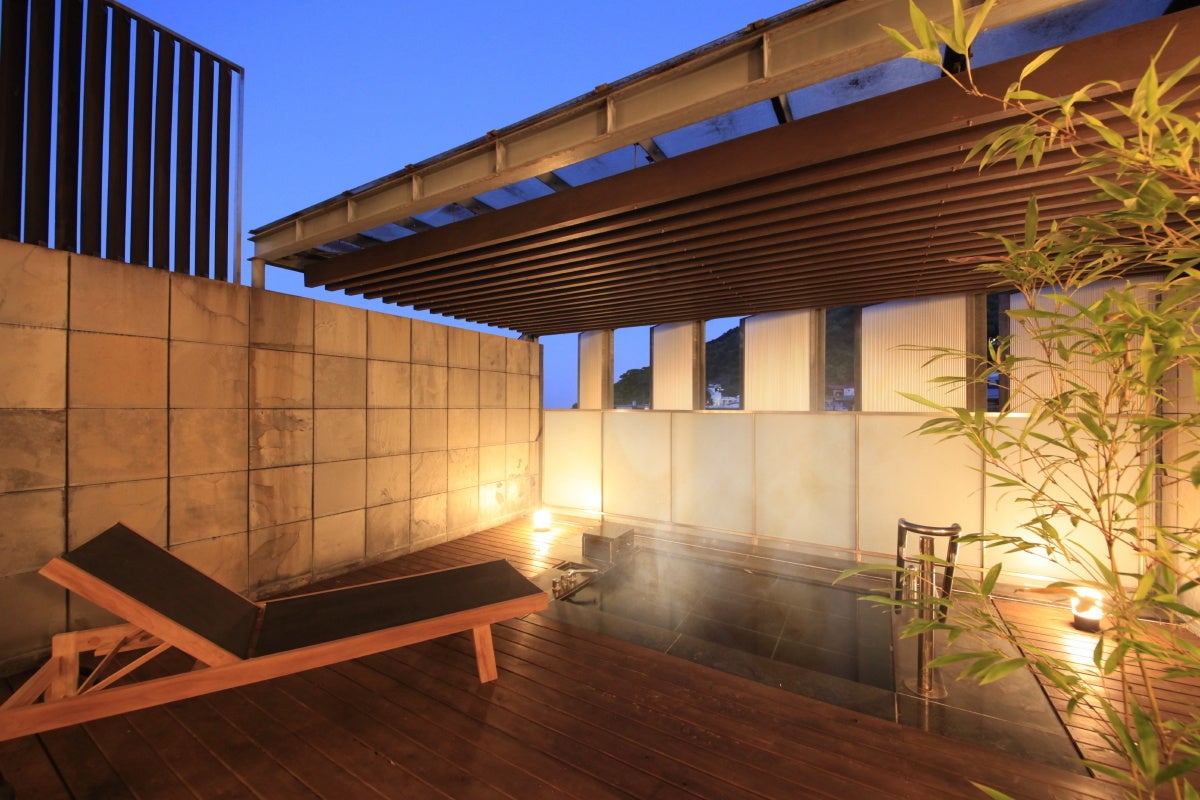 源泉かけ流しの大浴場（熱海TENSUI）