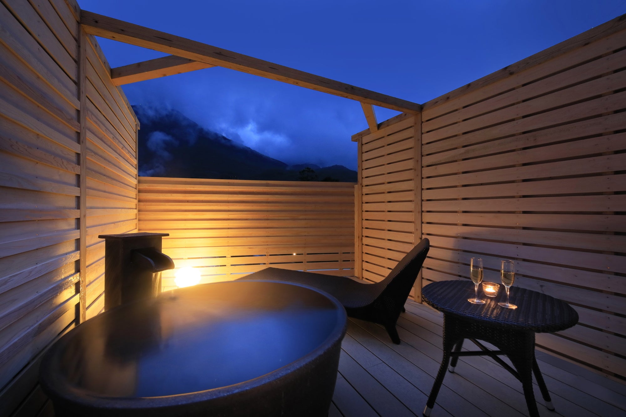  山々を望む貸切露天風呂（別府風雅）