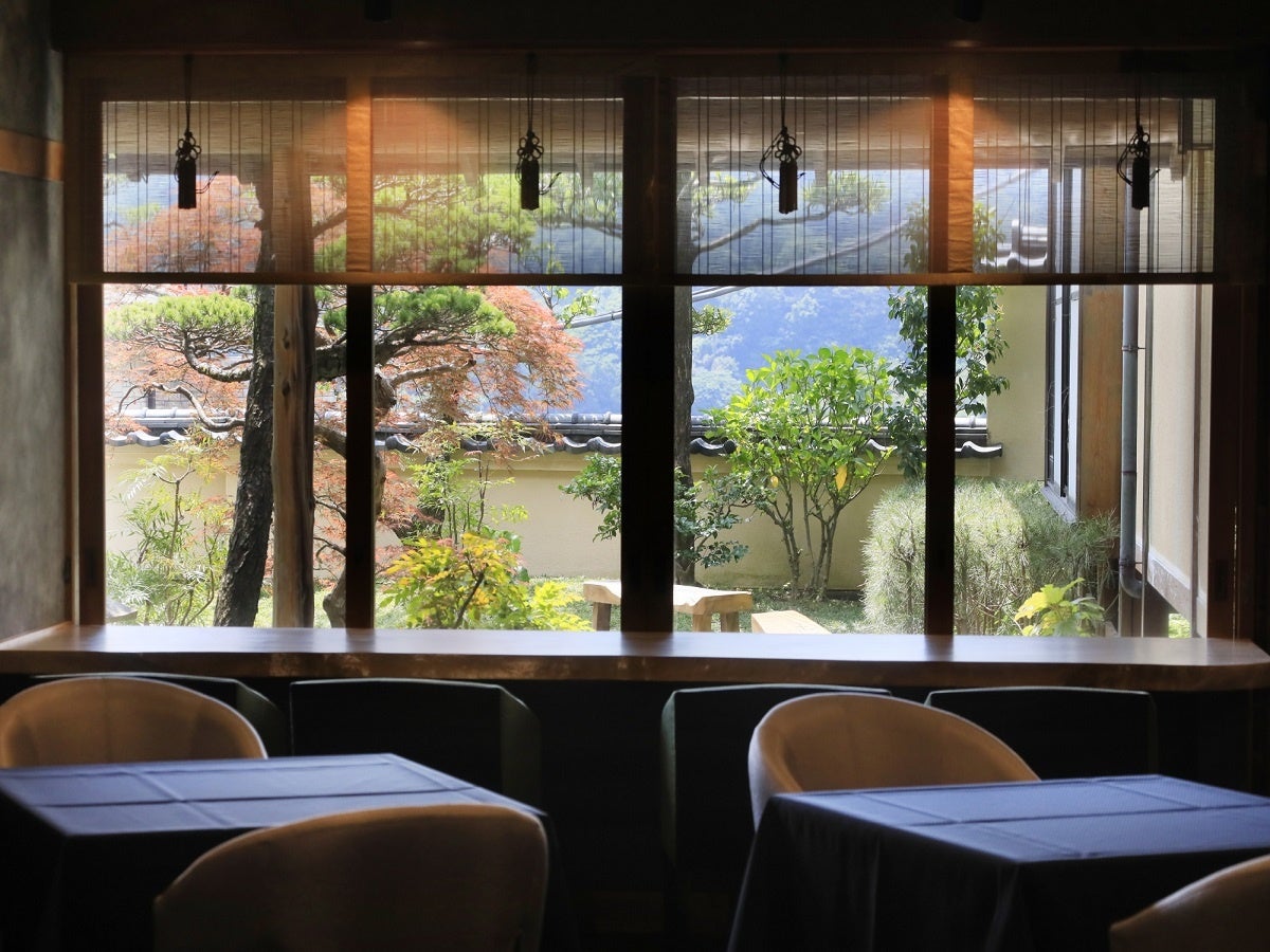 庭園を望むレストラン(ゆがわら風雅)