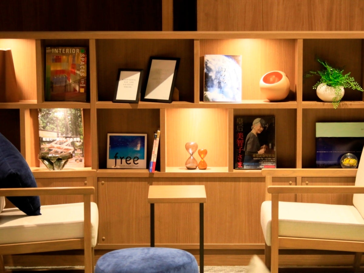 【鳴子風雅】ラウンジには本をご用意