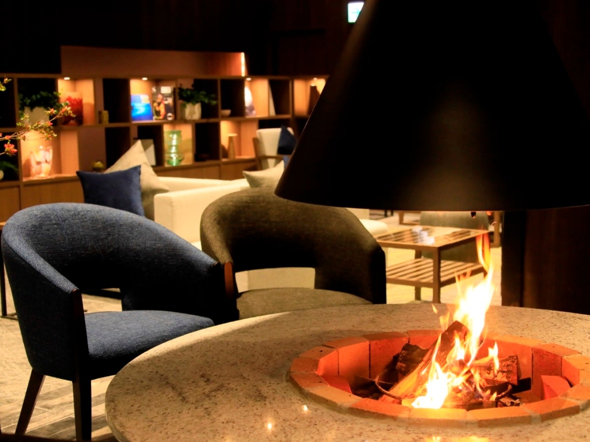 【鳴子風雅】ラウンジには暖炉をご用意