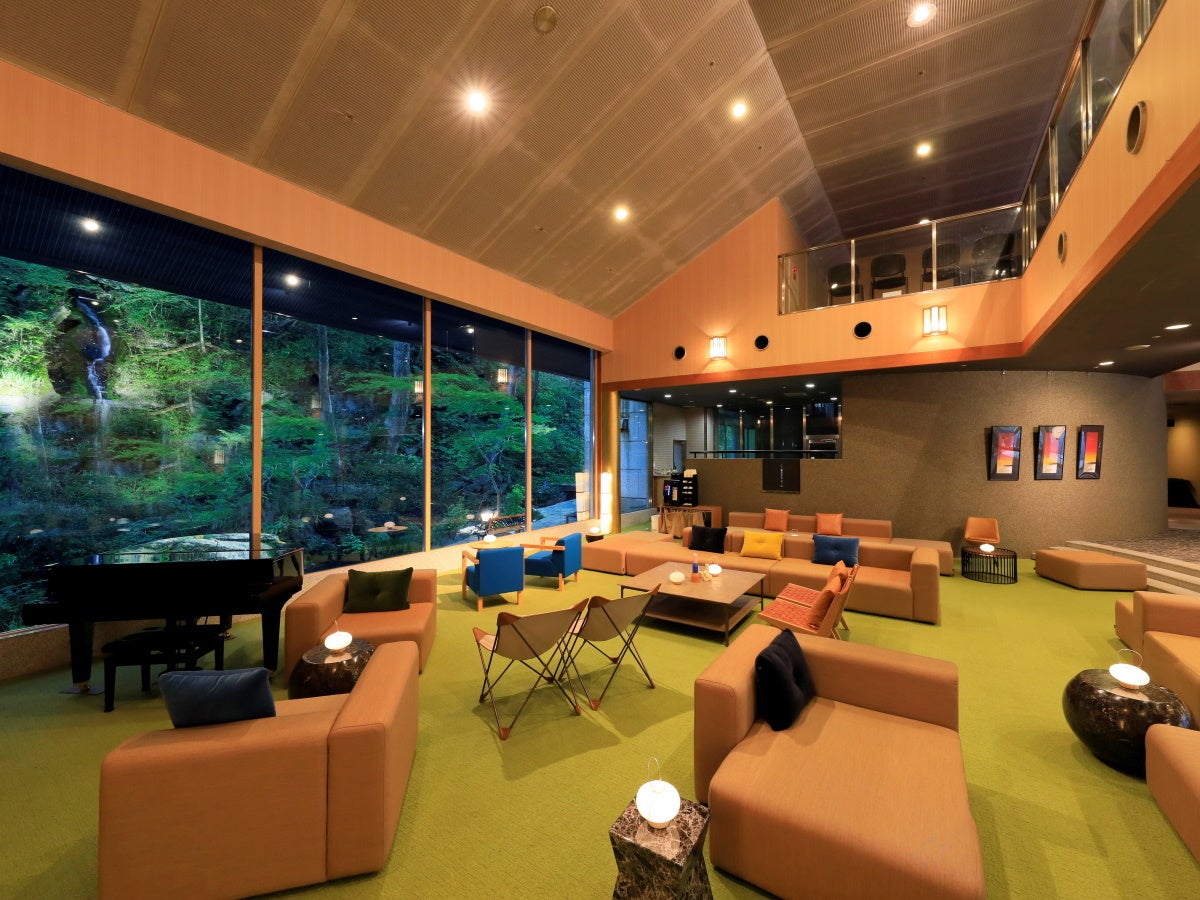 ロビーは滝が流れる癒しの空間