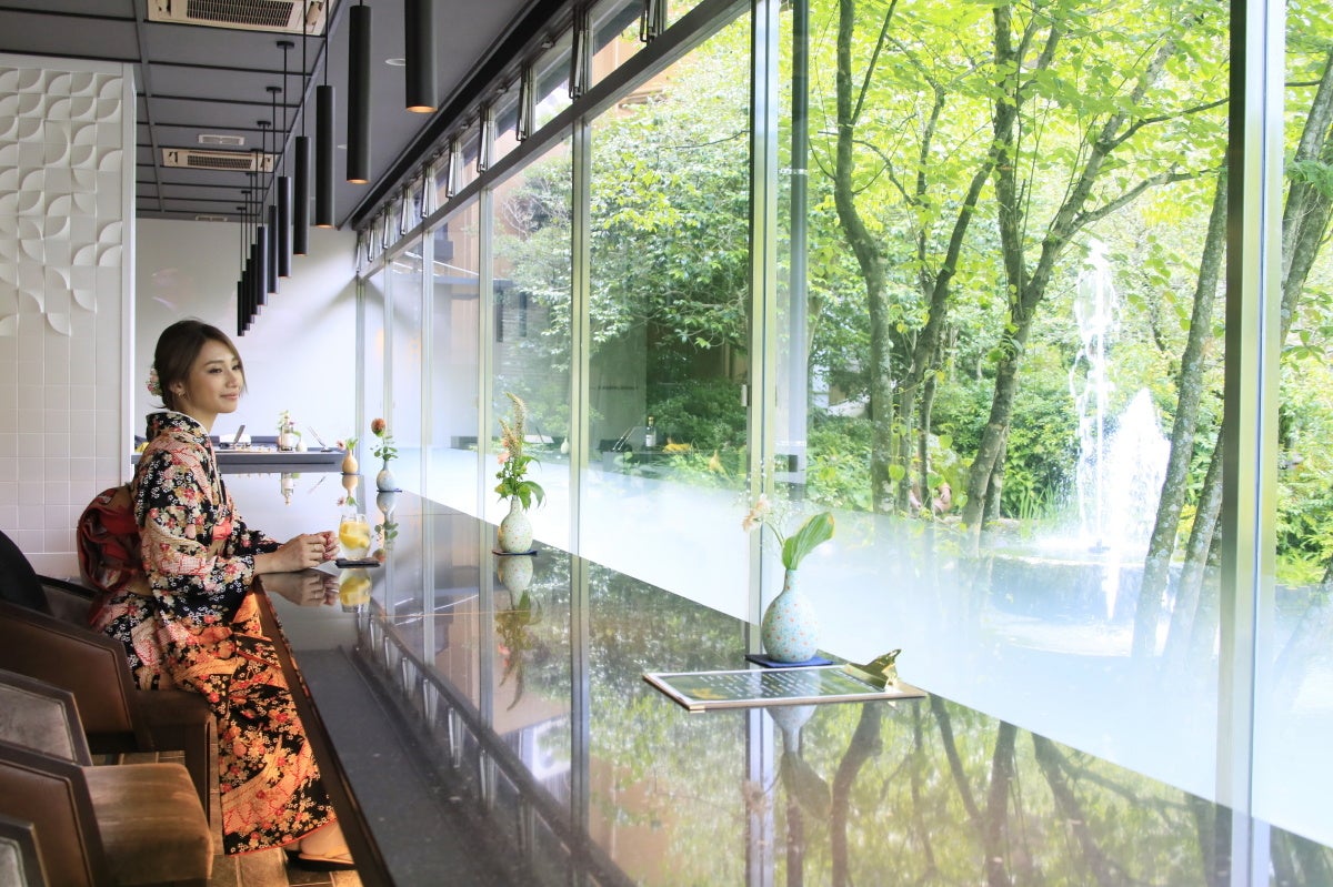 【賀茂川荘】日本庭園を臨むラウンジで寛ぎのひととき