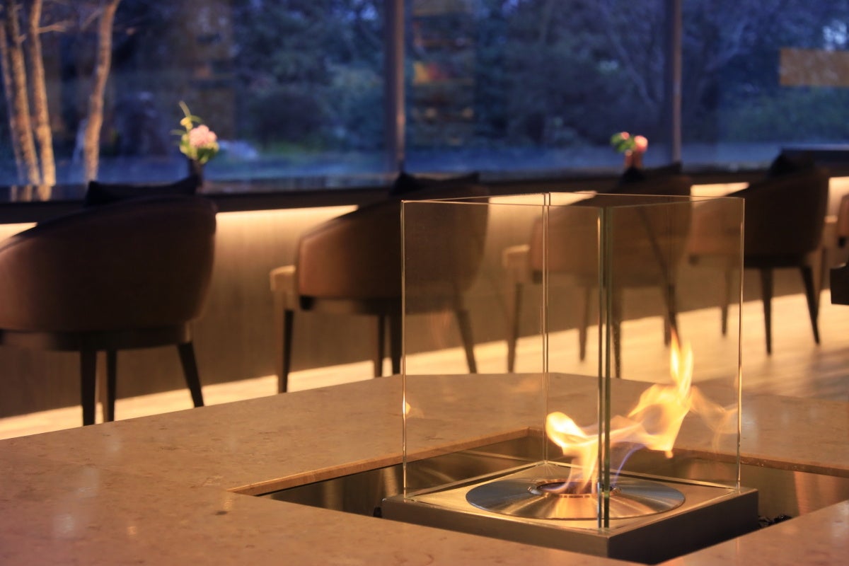 炎揺らめくインテリアとカウンター