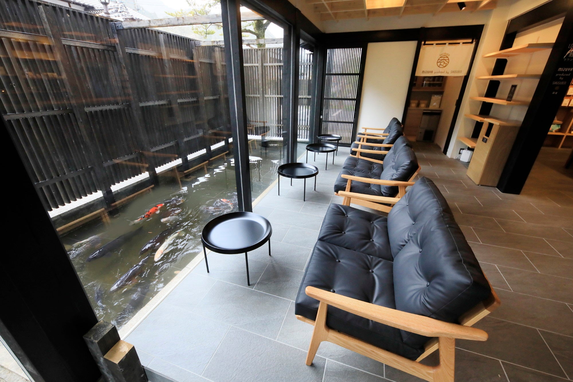 鯉を眺めるラウンジ（ゆとりろ津和野）