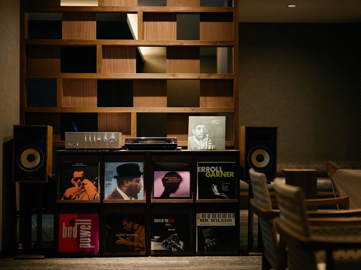 BARにはこだわりのレコード＆スピーカー