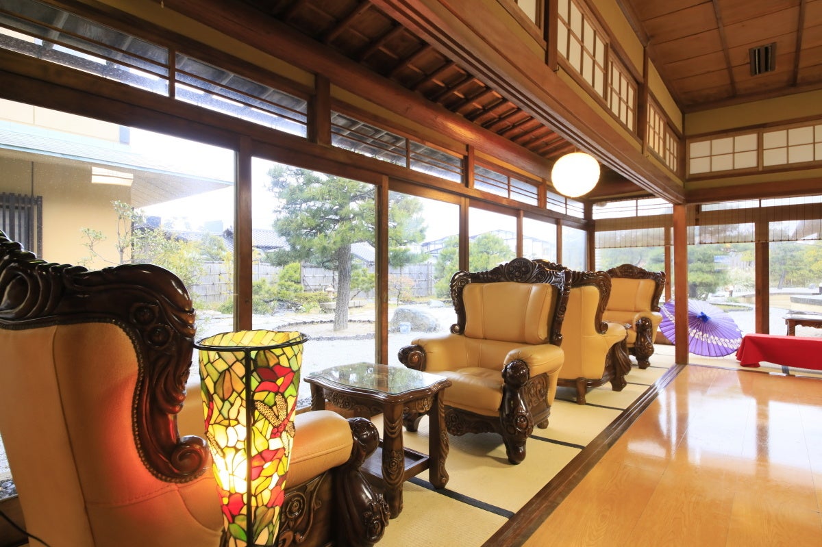 アンティーク調のダイニングで彩られたロビー