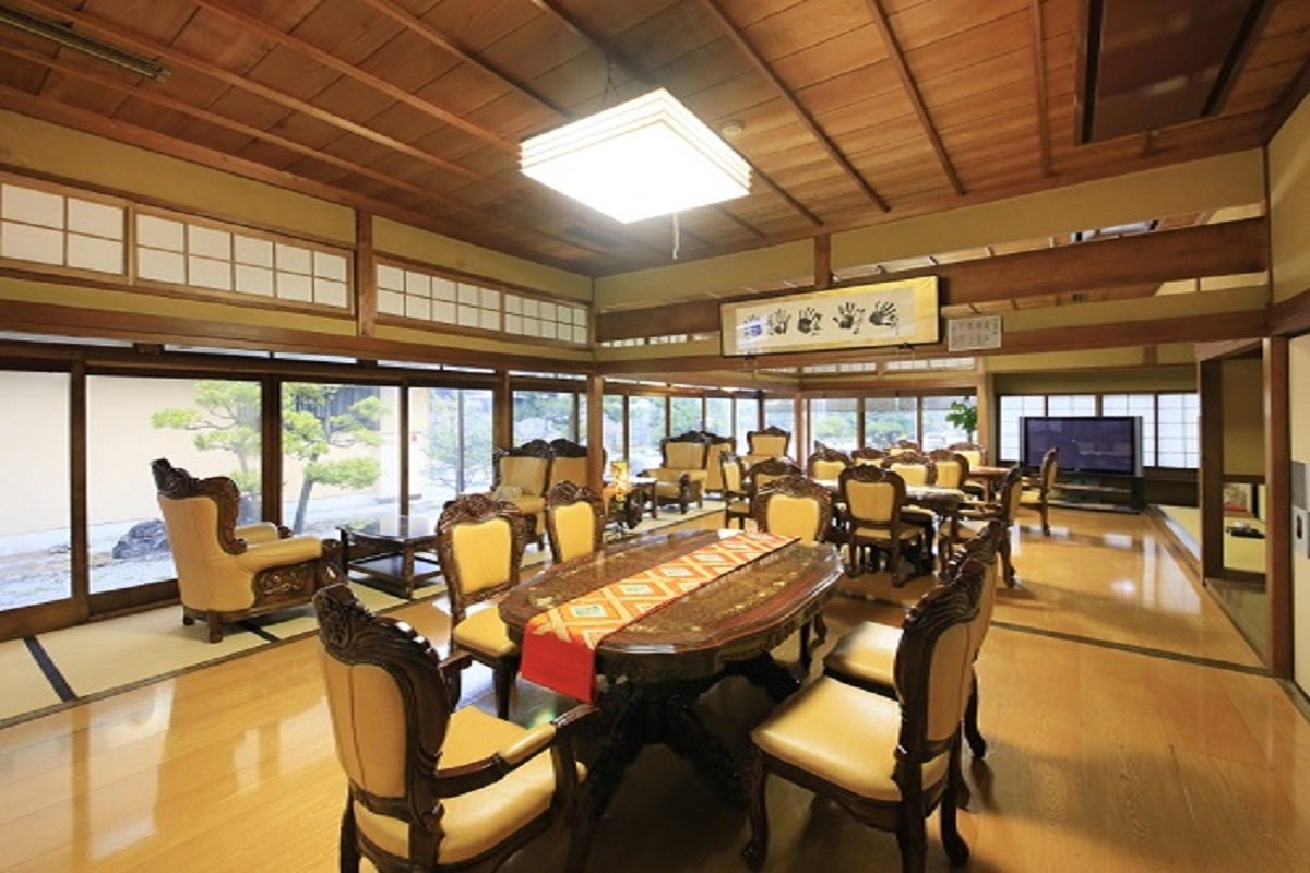 アンティーク調のダイニングで彩られたロビー