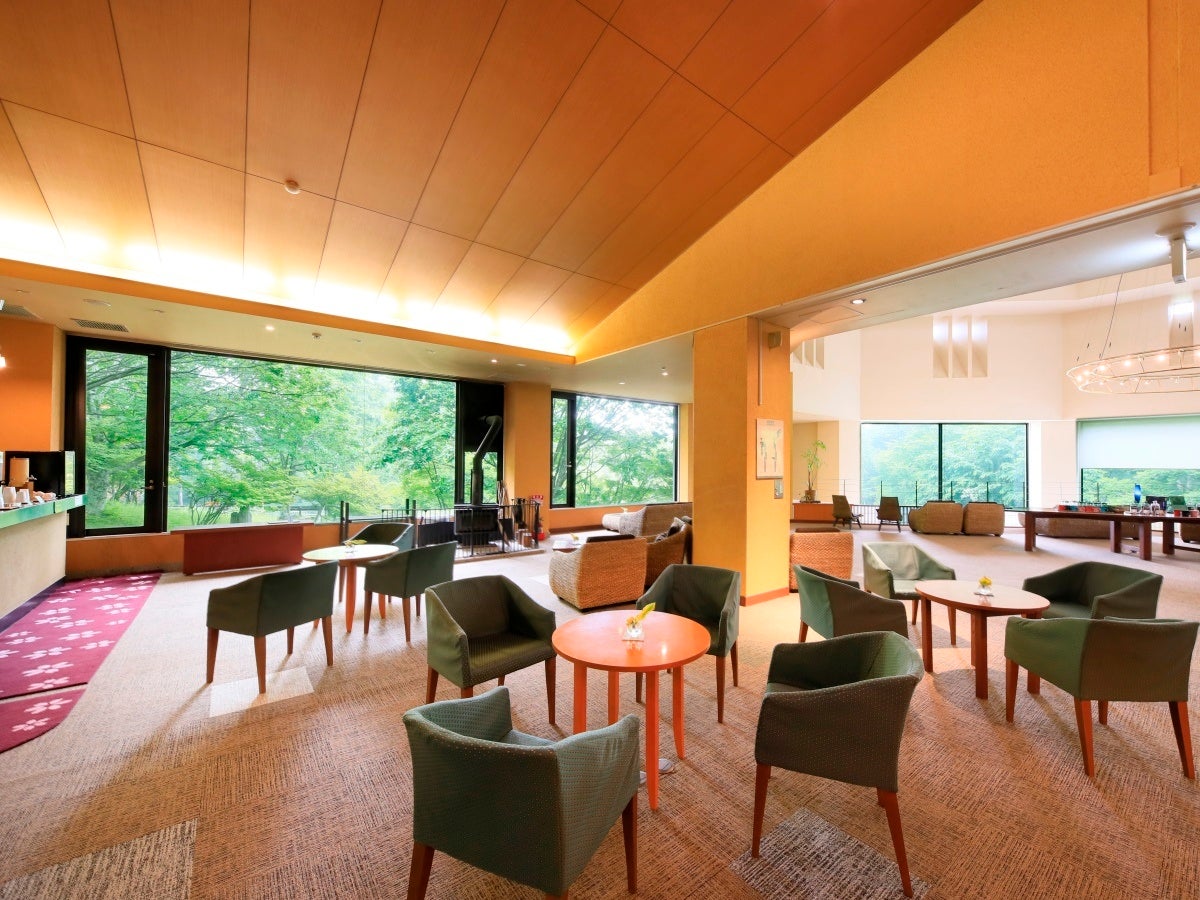 【奥日光ホテル四季彩】大きな窓から自然の景色が望めるロビー