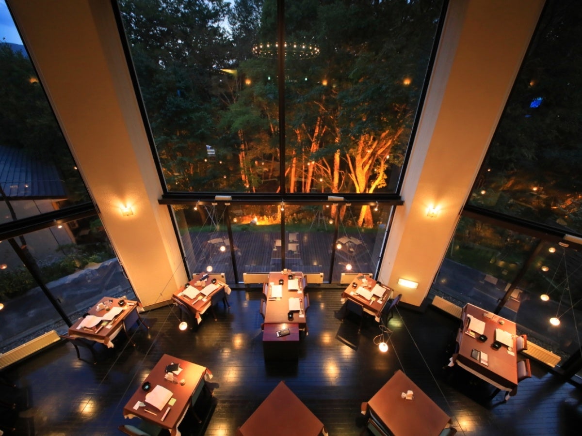 【奥日光ホテル四季彩】吹き抜けで開放的なレストラン