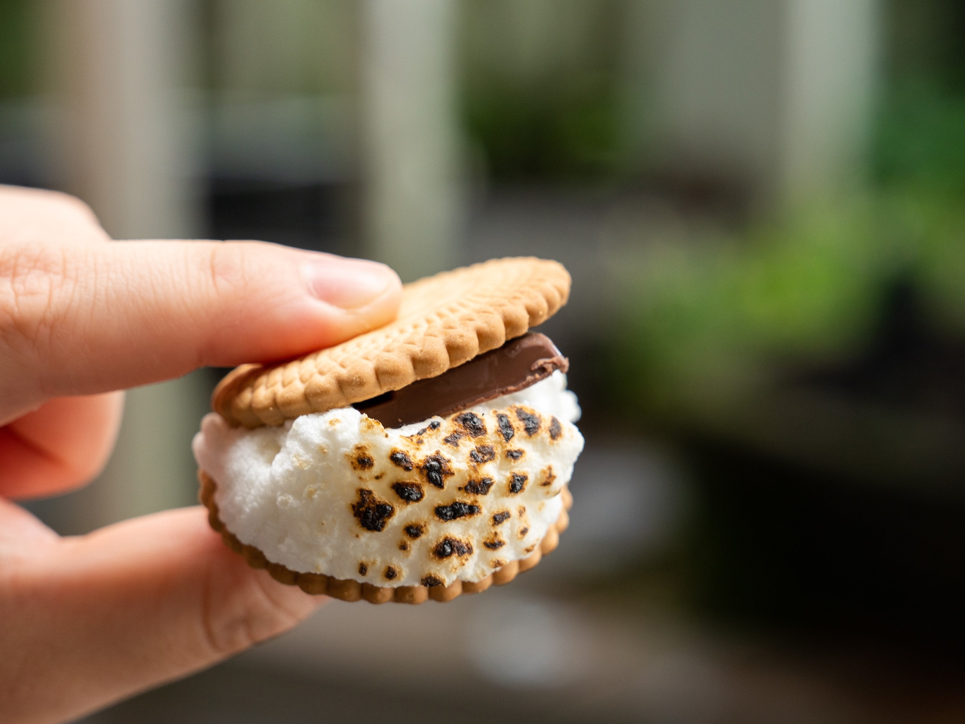 焼きマシュマロはビスケットに挟んで食べるのがおすすめ