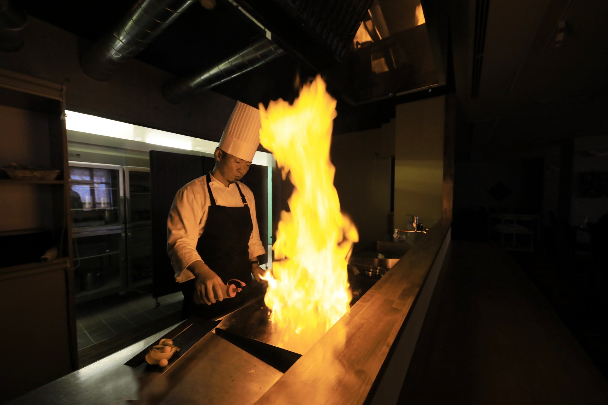 鉄板で焼き上げるステーキ