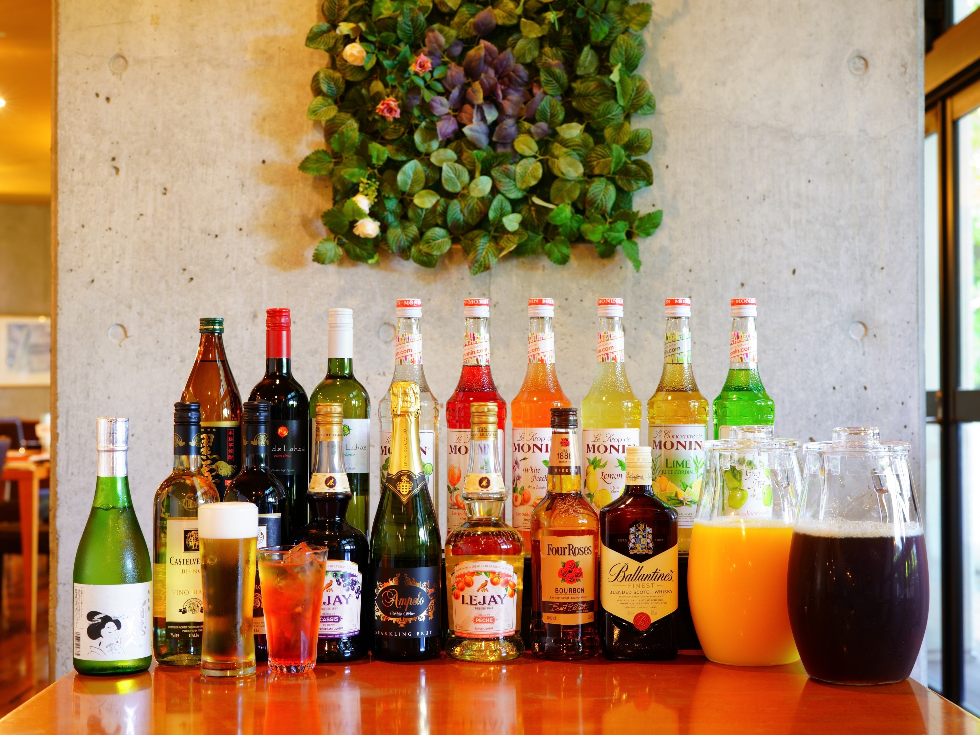 ご夕食時は数十種類のお酒とソフトドリンクをお好きなだけ※一例