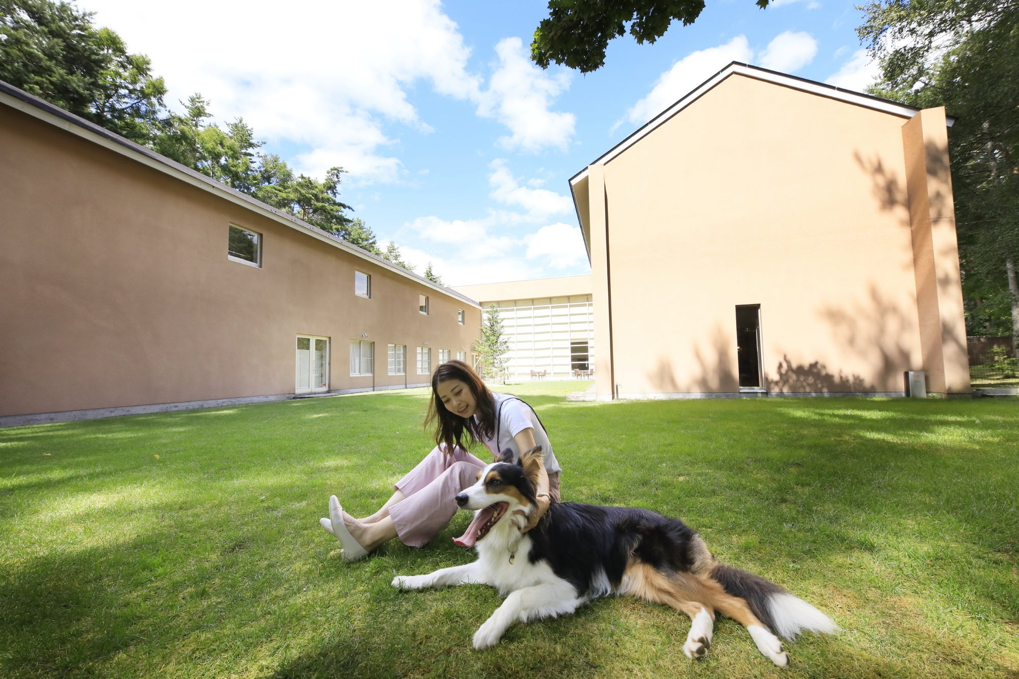 たくさん遊んだら木陰で休憩