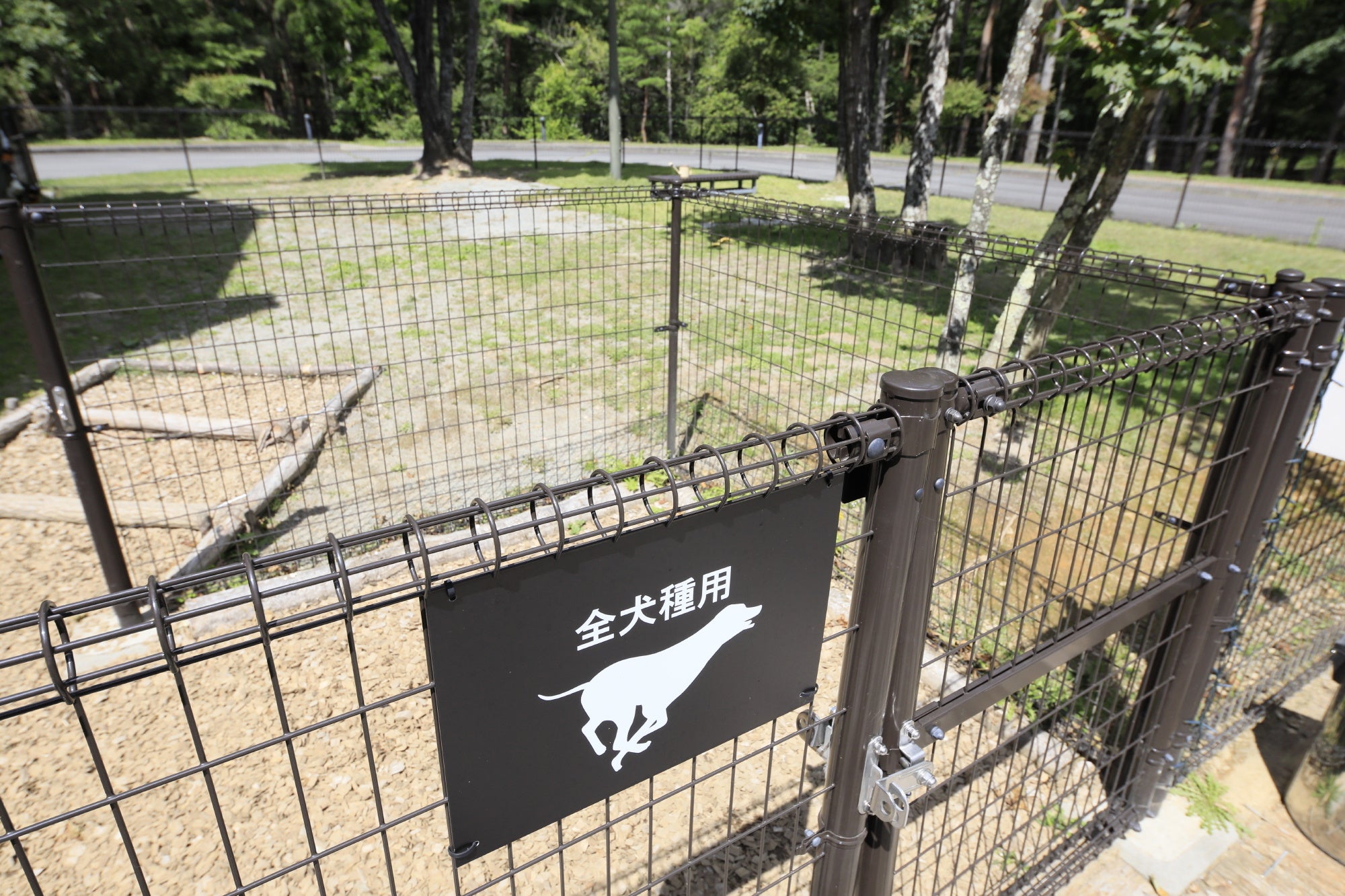 小型犬用と全犬種用のドッグランがございます