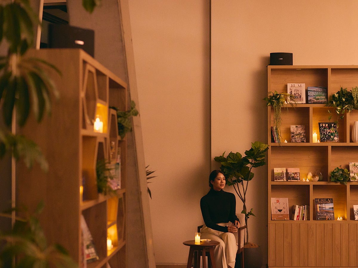 キャンドルライトの明かりに包まれる夜のライブラリー