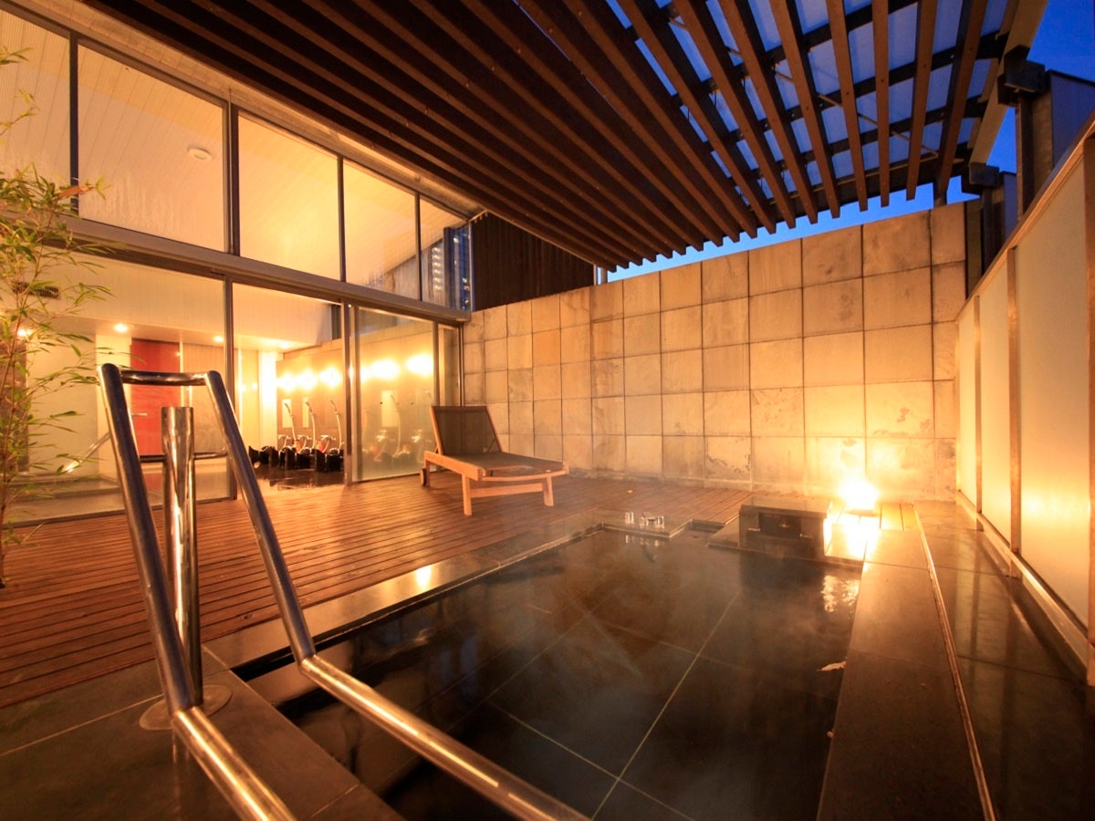 【熱海TENSUI】夜はライトアップされる露天風呂