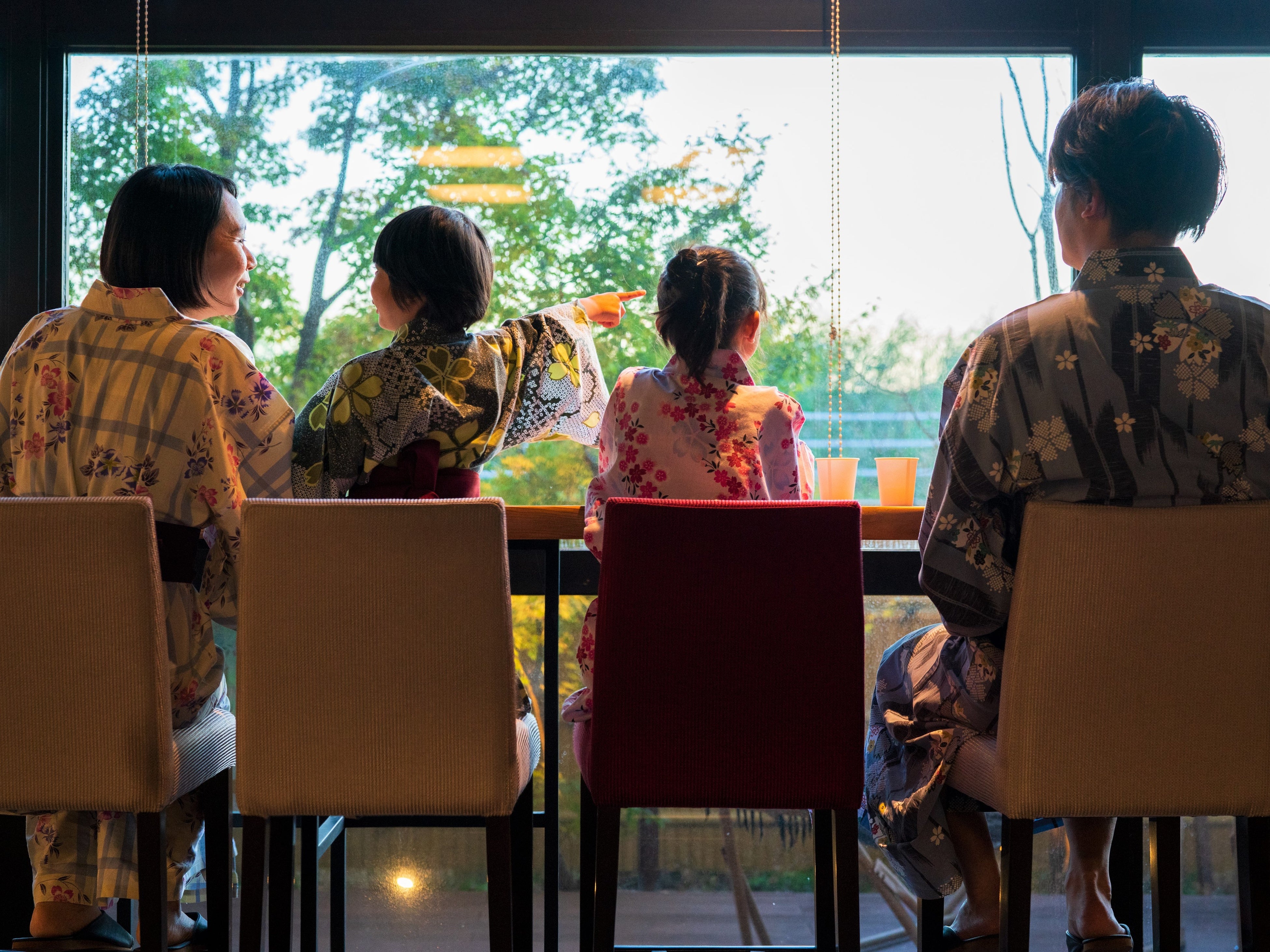 夕暮れ時のラウンジにて