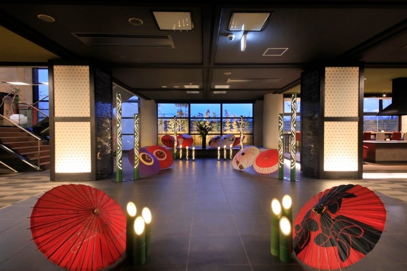 竹の灯りと赤い番傘が印象的なロビー
