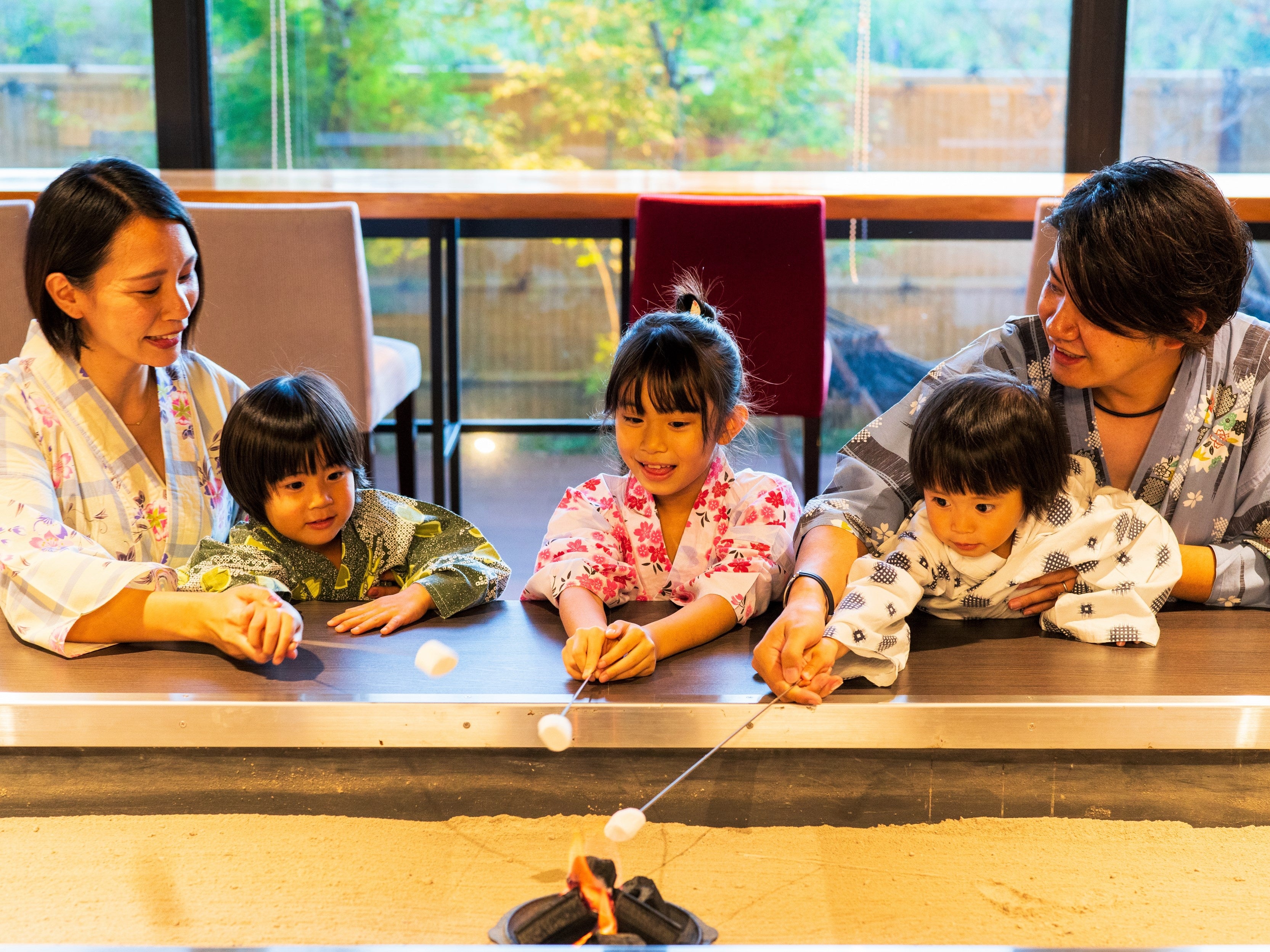 炭火で焼くマシュマロ