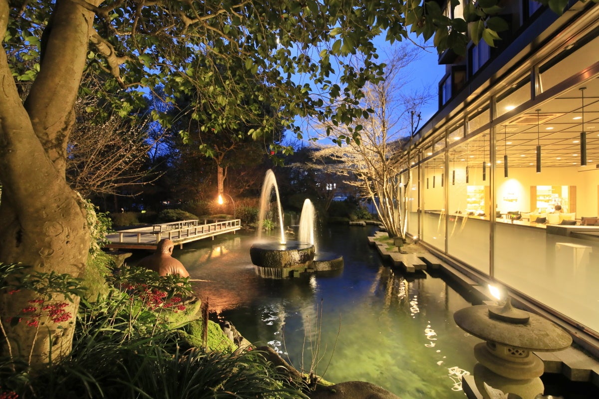 【賀茂川荘】幻想的にライトアップされた庭園から望むロビー
