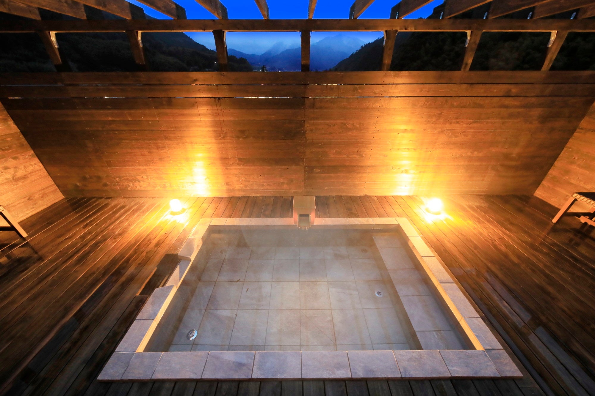 【ゆとりろ津和野】幻想的にライトアップされた庭園から望むロビー