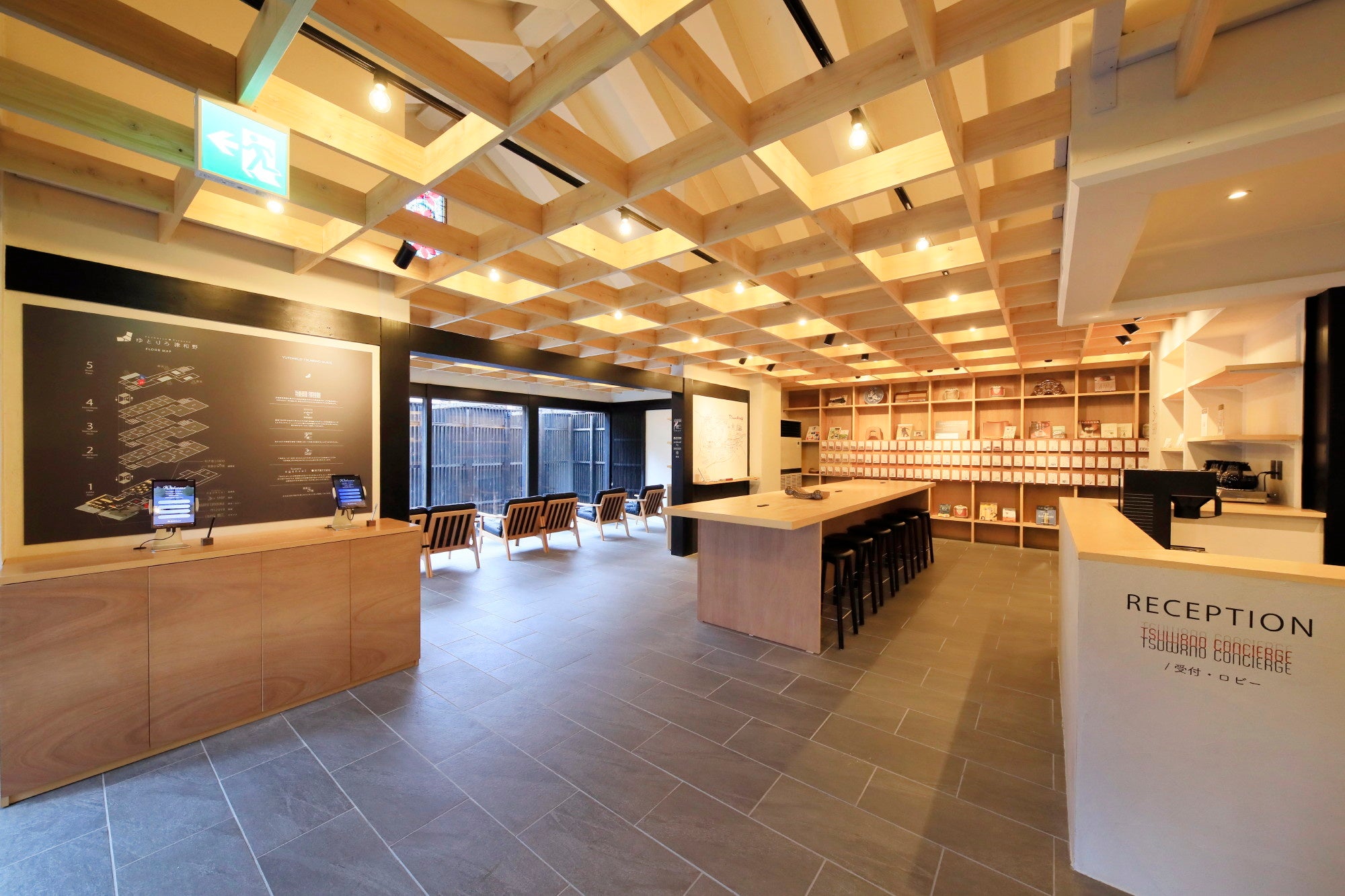 【ゆとりろ津和野】幻想的にライトアップされた庭園から望むロビー