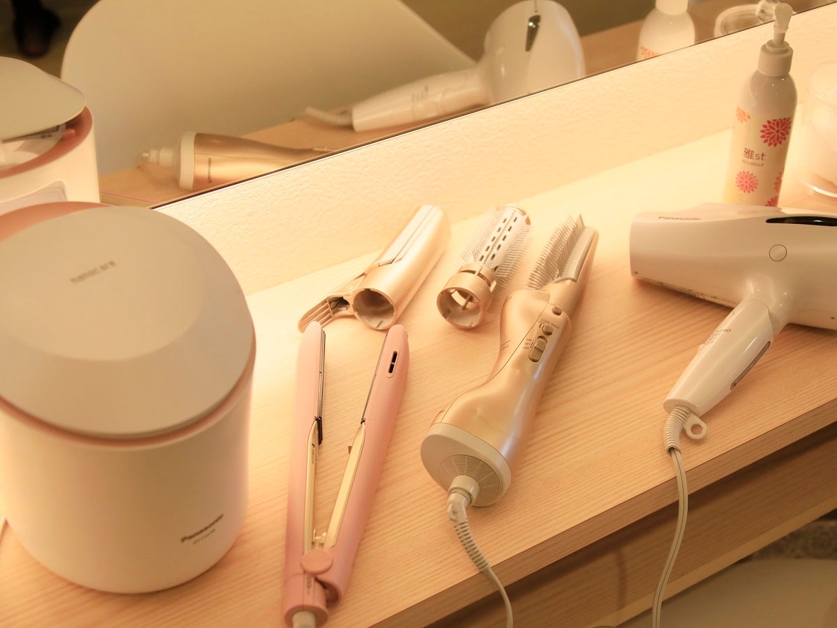 パウダルームには女性に嬉しいツールが沢山