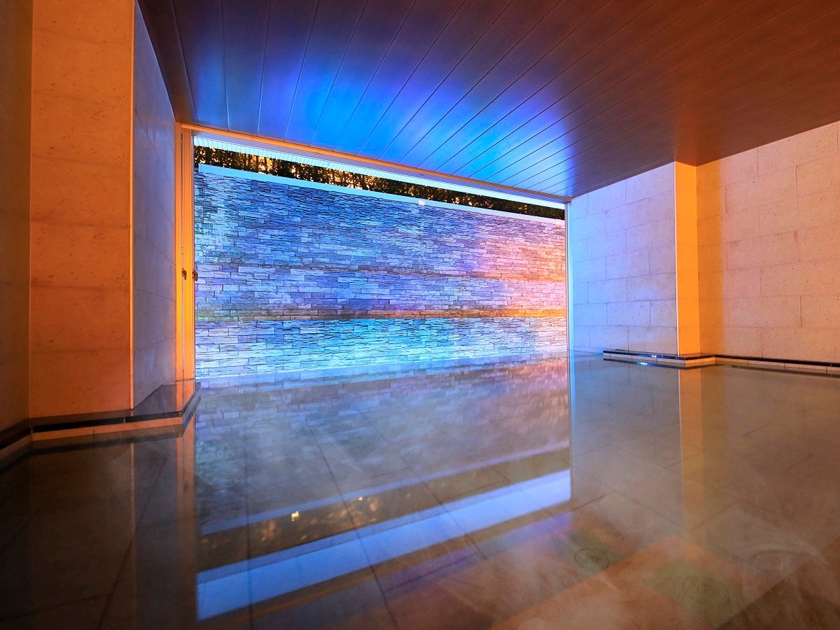 幻想的空間の大浴場