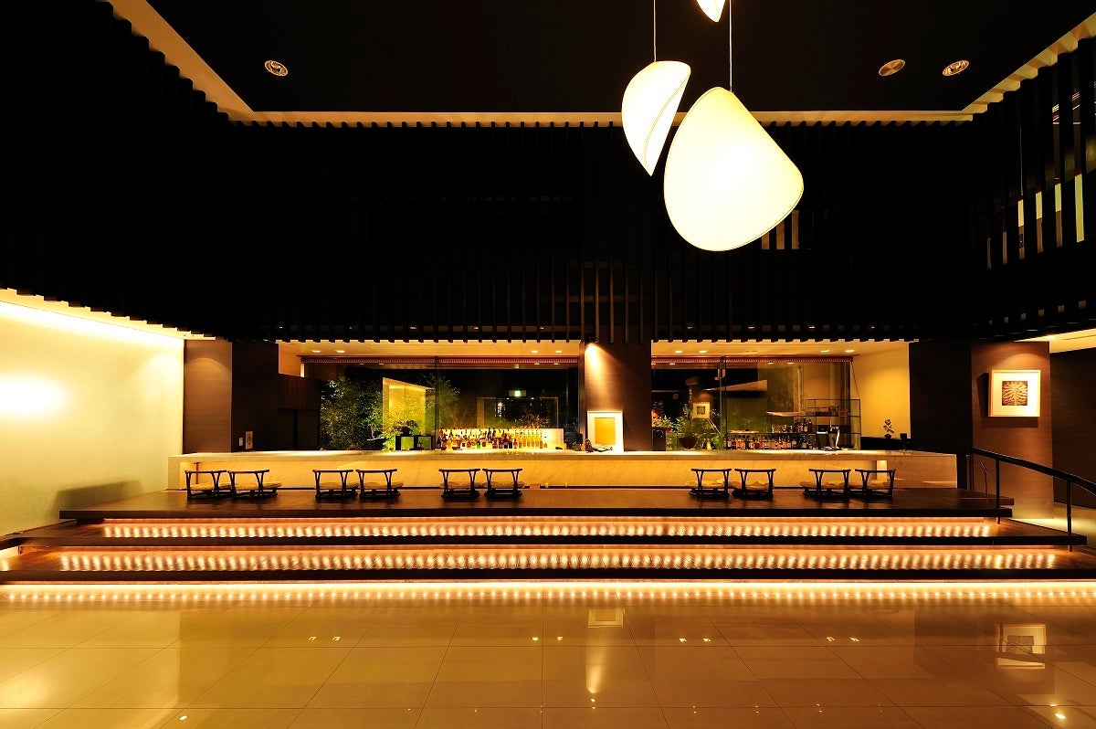 【天翠茶寮】扉を開いた途端に広がるロビー併設の足湯カフェ・バー