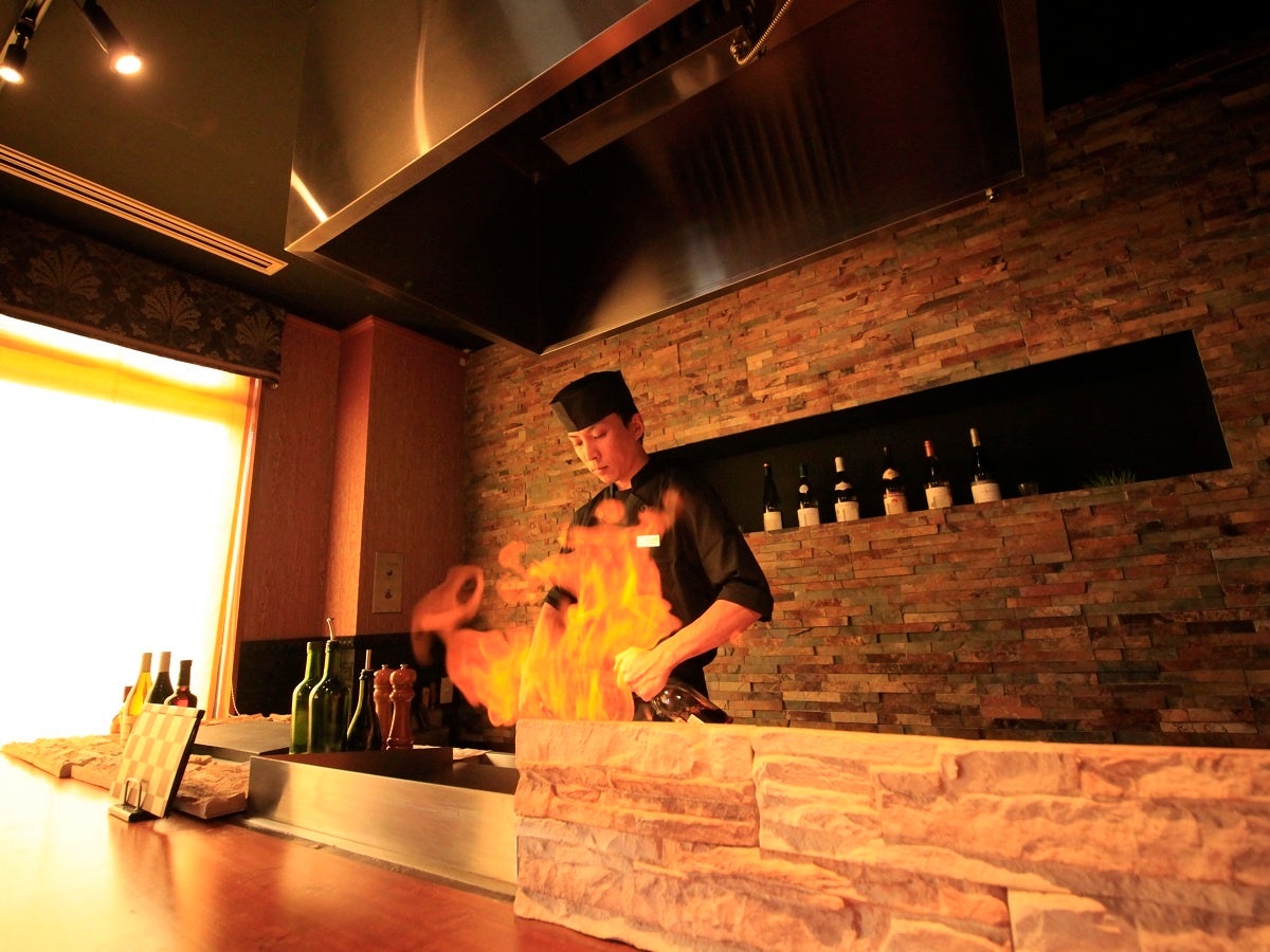 【別邸今宵】メインのステーキはライブキッチンで