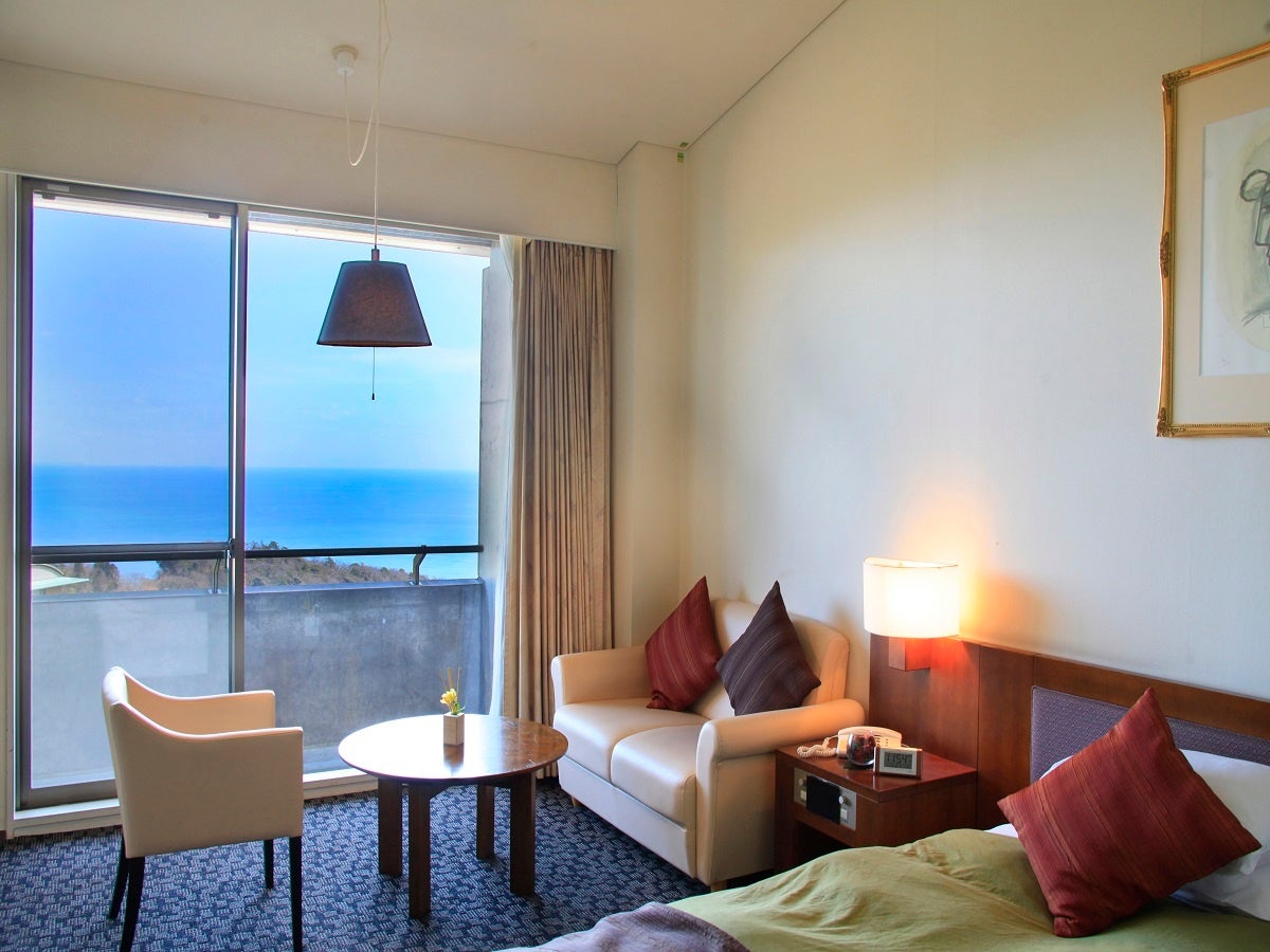 高台に位置する当館だからこそ望める景観