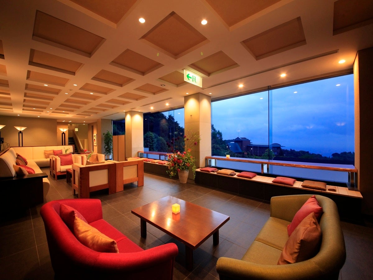 大きな窓が印象的なロビー