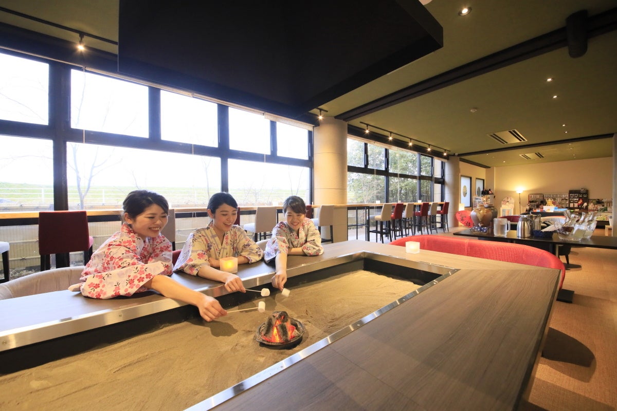 【ゆとりろ山鹿】現代風の囲炉裏で焼きマシュマロ