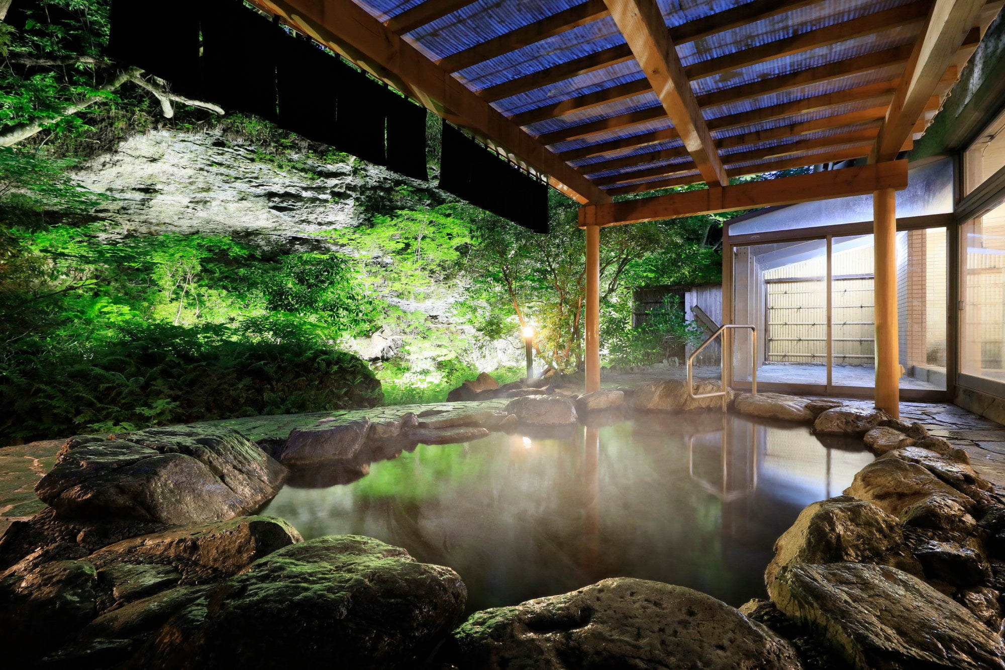 岩造りの露天風呂