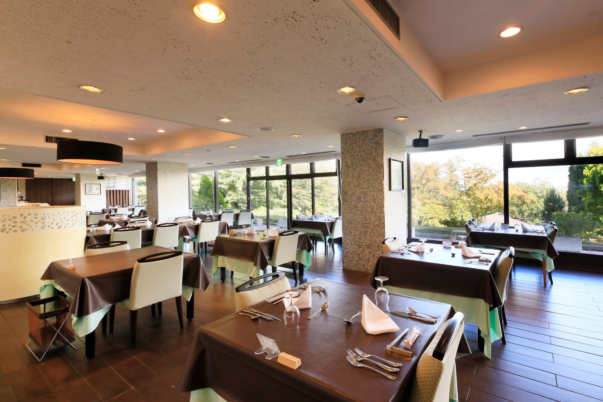 お食事は開放感のあるレストランで