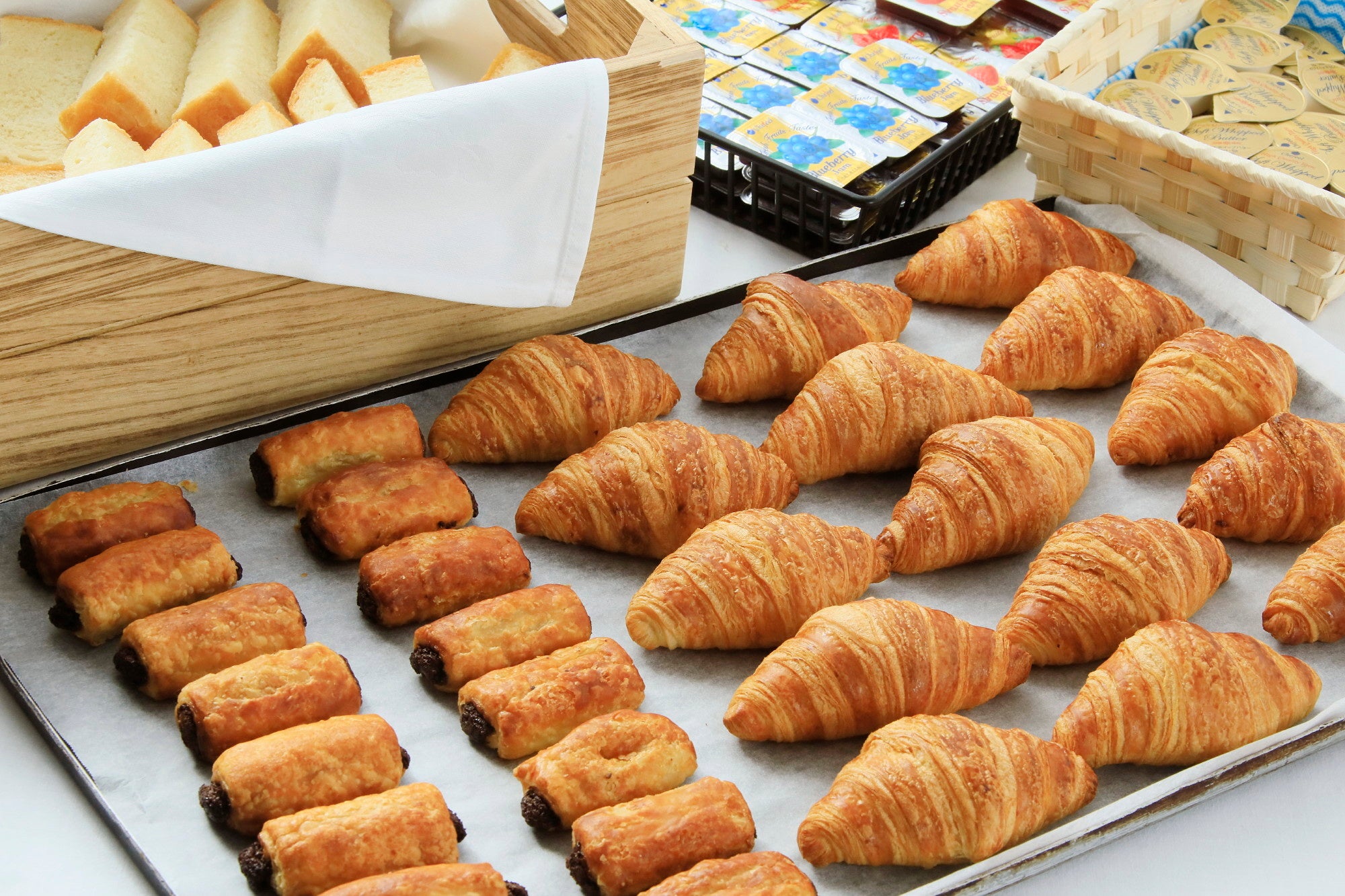 朝食では数種類のパンをご用意