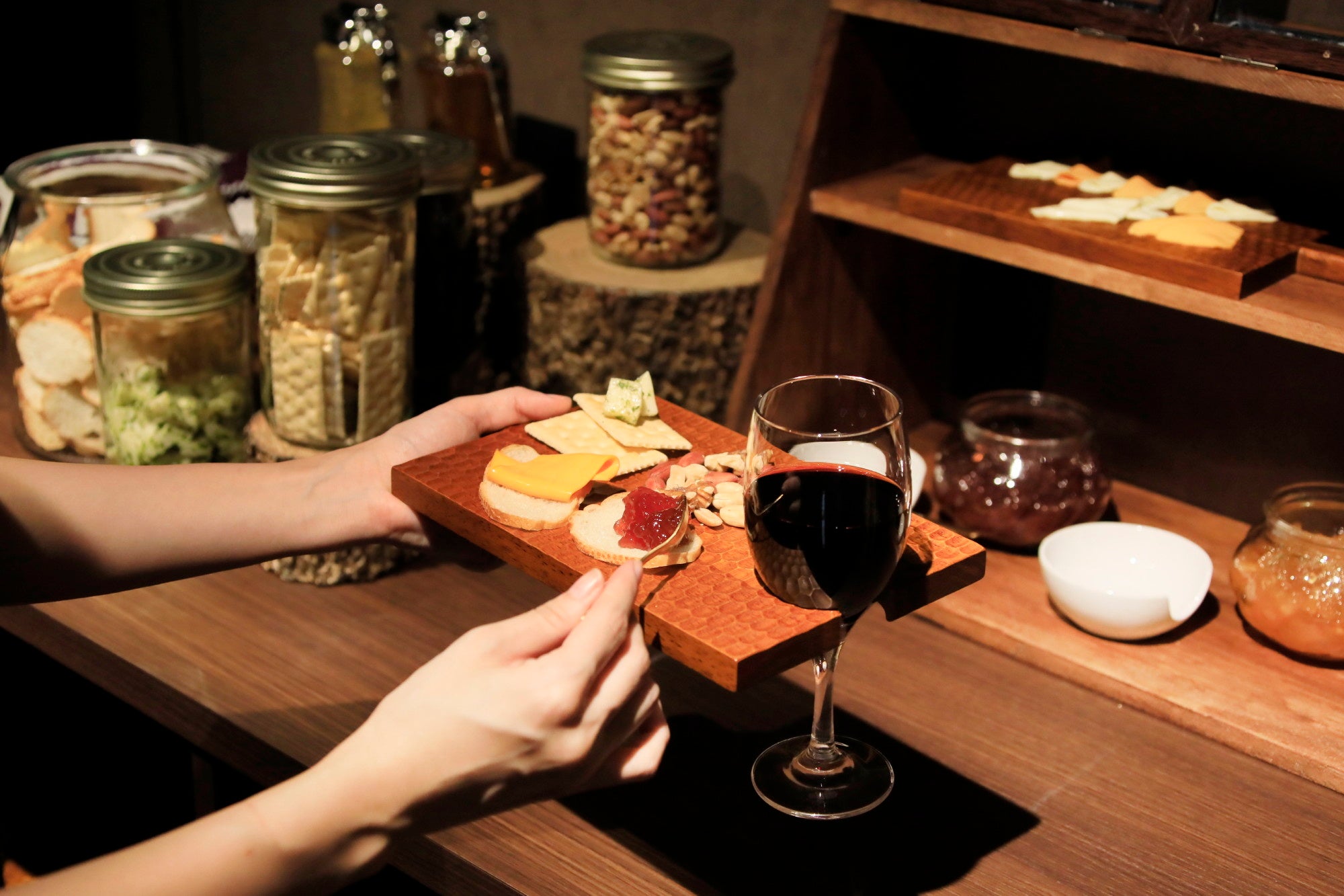 アルコールやフィンガーフードはフリーで愉しめる