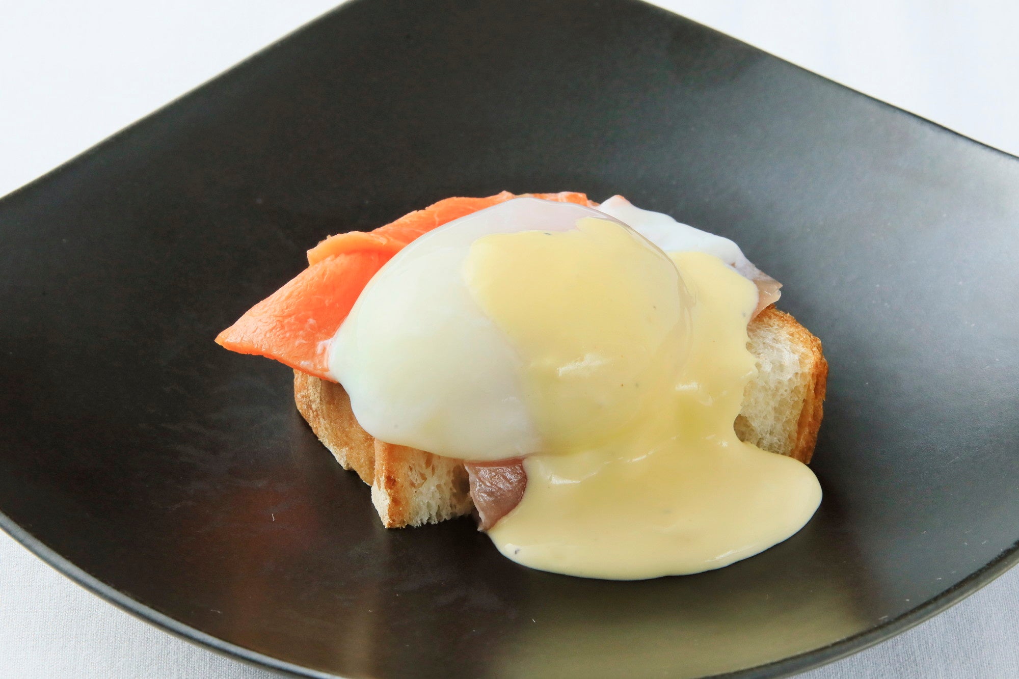 朝食には那須御養卵を使ったエッグベネディクトも