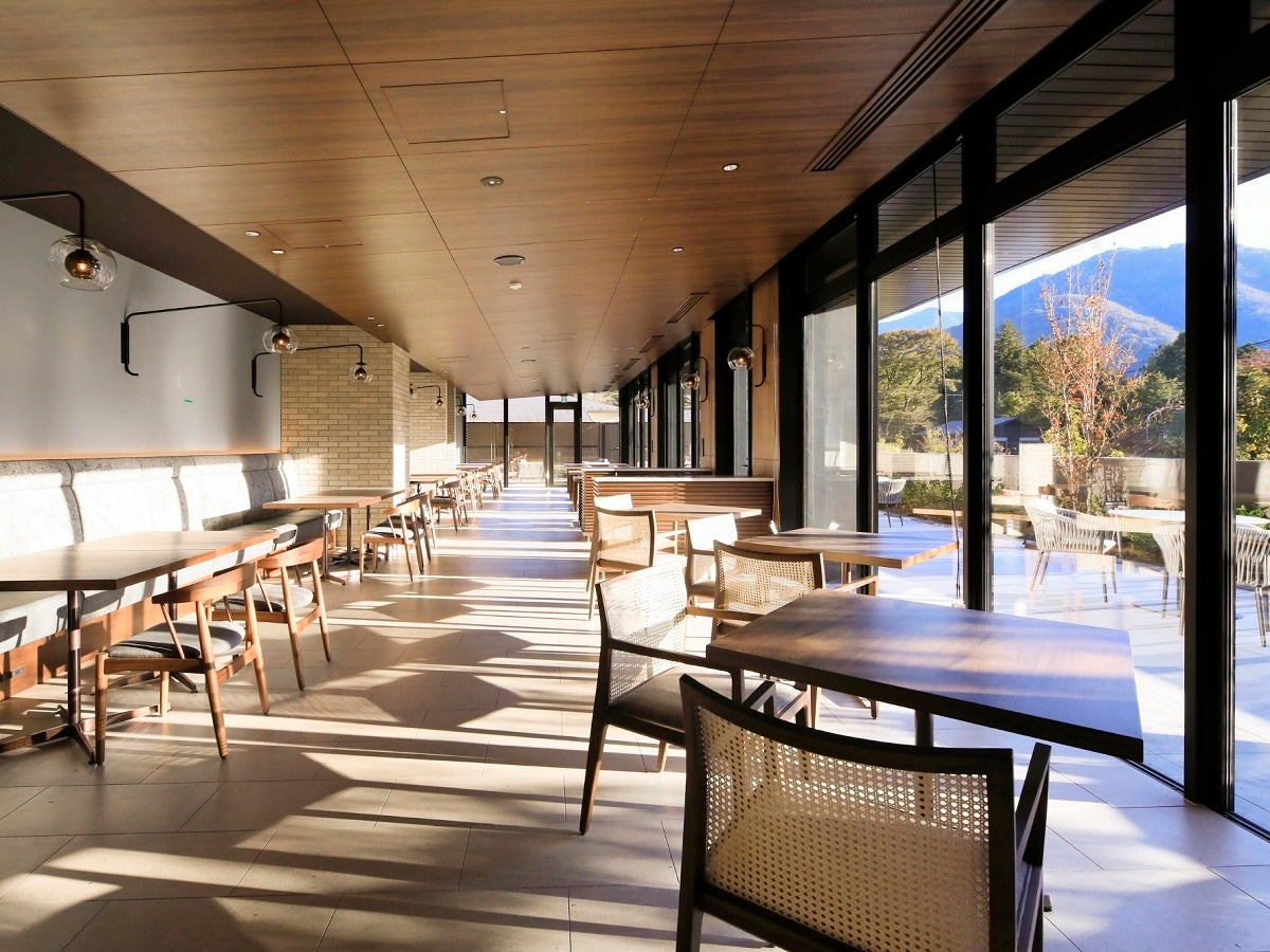 光が入り込むレストラン会場